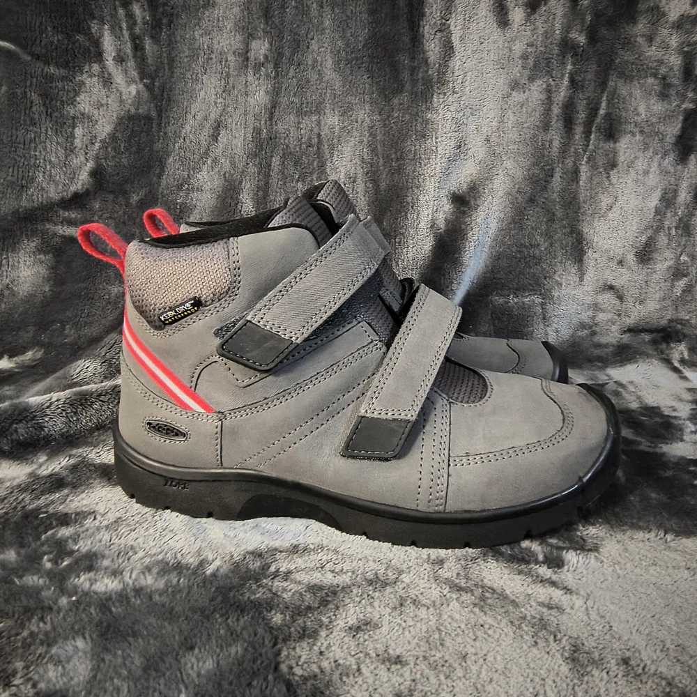 Keens Youth 6 Hikespot II Men's Gray and Black Rain Boots with Red Accents